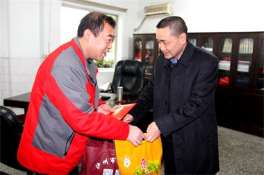 瀘州市委常委、政法委書記、常務(wù)副市長(zhǎng)封安來公司慰問全國(guó)英模李長(zhǎng)江