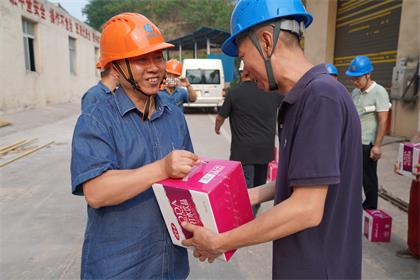 瀘天化股份公司領(lǐng)導高溫時節(jié)慰問九禾納溪基地大修一線員工