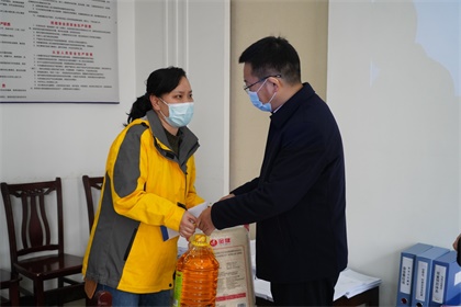 瀘天化集團(tuán)公司黨委書記、董事長譚光軍一行節(jié)前慰問公司員工