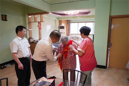 瀘天化股份公司江顯茀、吳永緒兩位老黨員獲“光榮在黨50年”紀念章