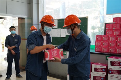 瀘天化股份公司總經(jīng)理趙永清率隊(duì)開(kāi)展“送清涼”慰問(wèn)活動(dòng)