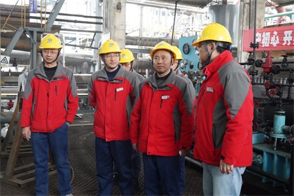 瀘天化股份公司黨委書記、董事長廖廷君深入大修現(xiàn)場為參戰(zhàn)將士加油鼓勁