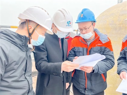 納溪區(qū)副區(qū)長向來富一行到瀘天化股份公司督導大氣污染防治工作