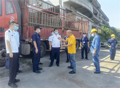 瀘州海事局局長梁旭紅一行檢查瀘天化港口安全工作