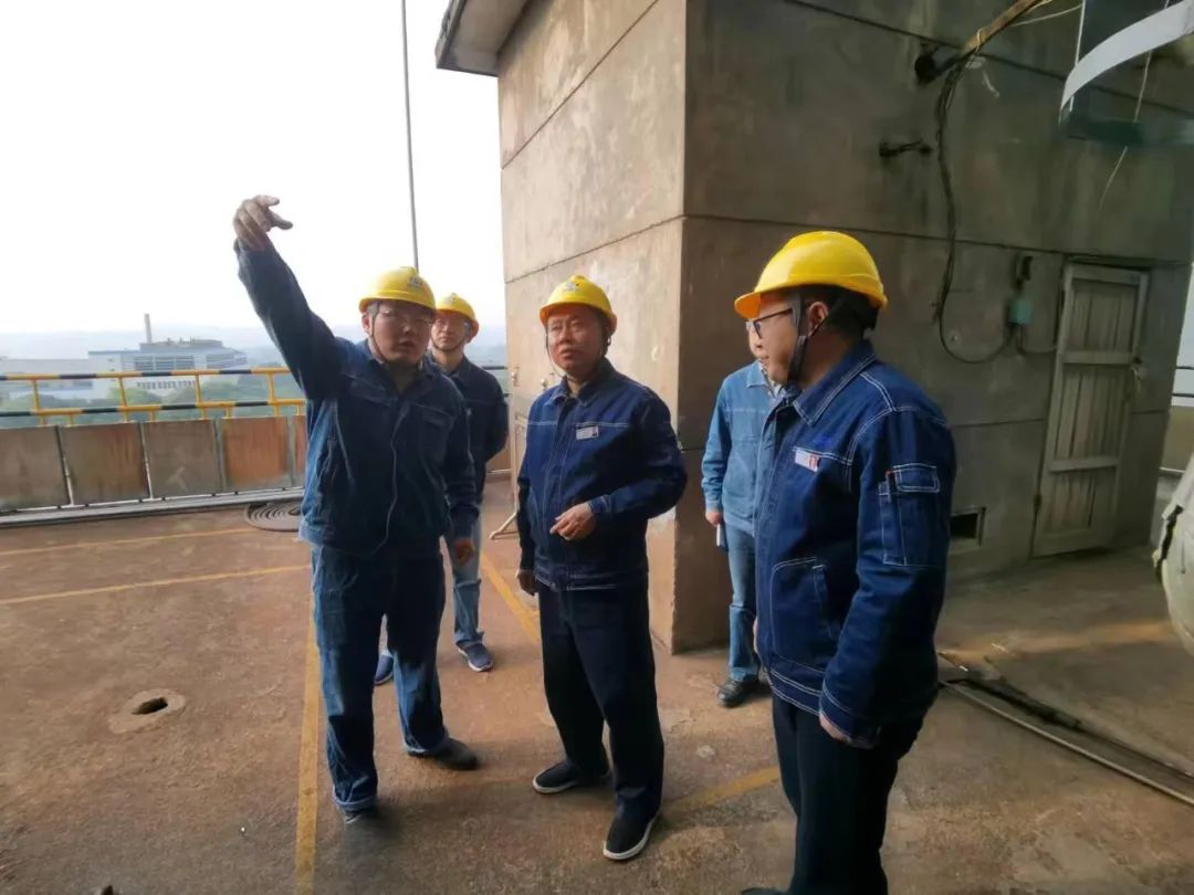 瀘天化股份公司黨委書記、董事長廖廷君一行深入尿素現(xiàn)場檢查指導(dǎo)工作
