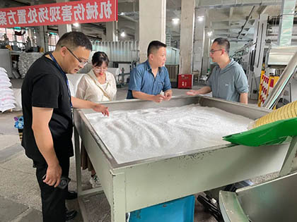 納溪區(qū)衛(wèi)生健康局對(duì)弘潤(rùn)塑料制品分公司開展職業(yè)病防治執(zhí)法檢查