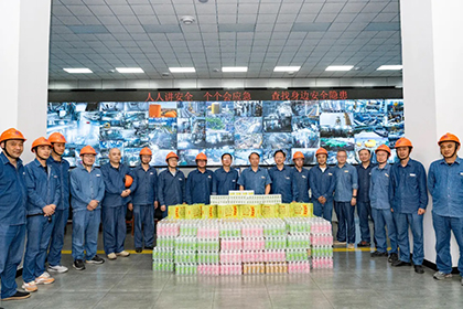 瀘天化股份公司黨委書記、董事長廖廷君率隊到生產(chǎn)一線開展“送清涼”慰問活動